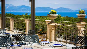Petit déjeuner et déjeuner servis sur place
