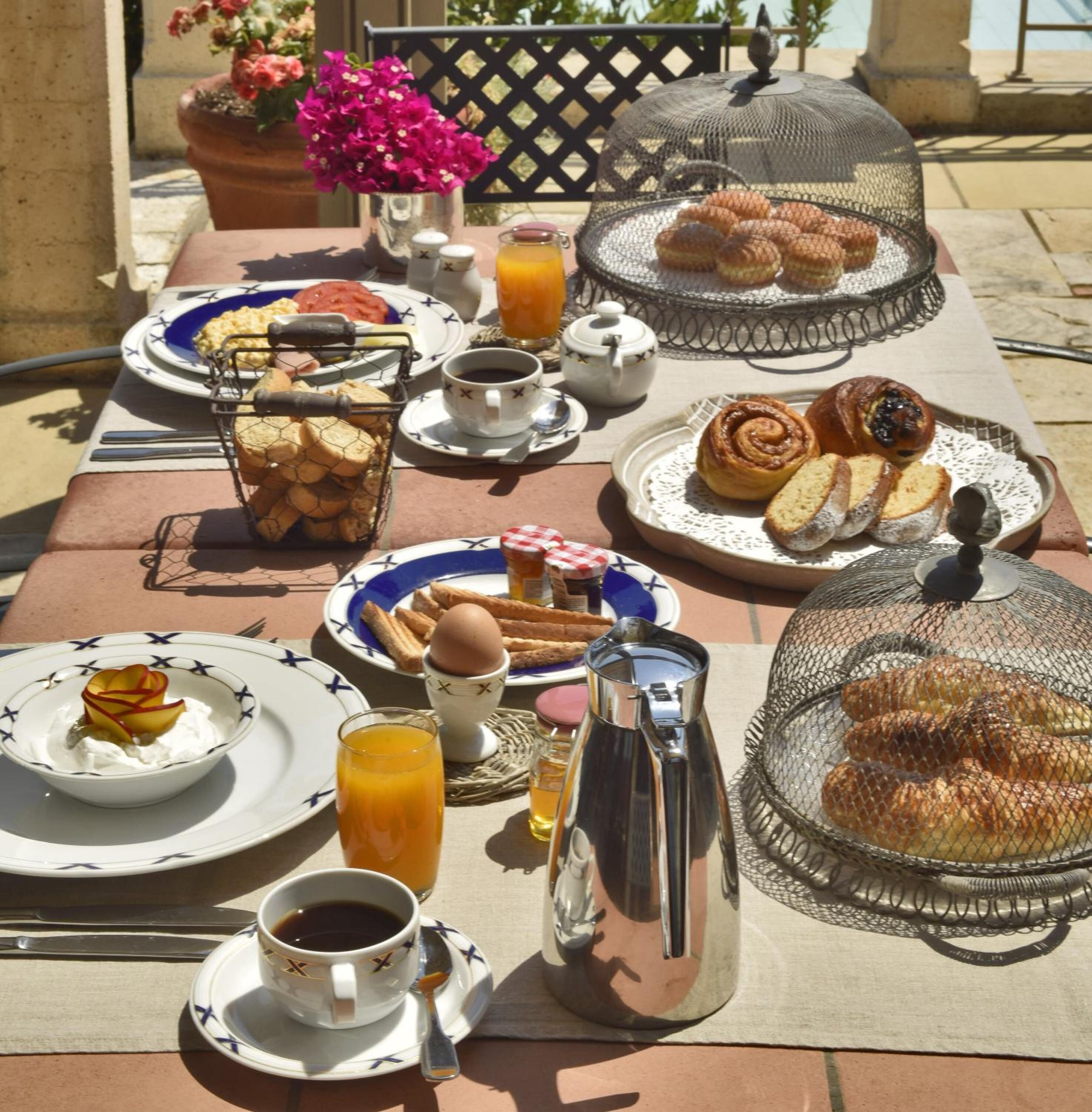 breakfast and lunch served