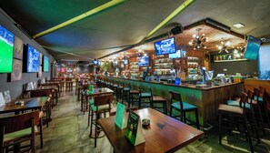 2 restaurants; breakfast, lunch and dinner served  - Citymax Bur Dubai (Dubai)