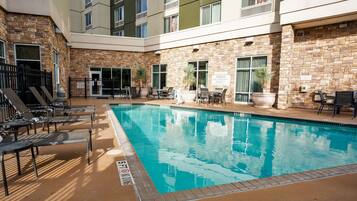 Piscina externa, funciona das 8h às 22h, espreguiçadeiras