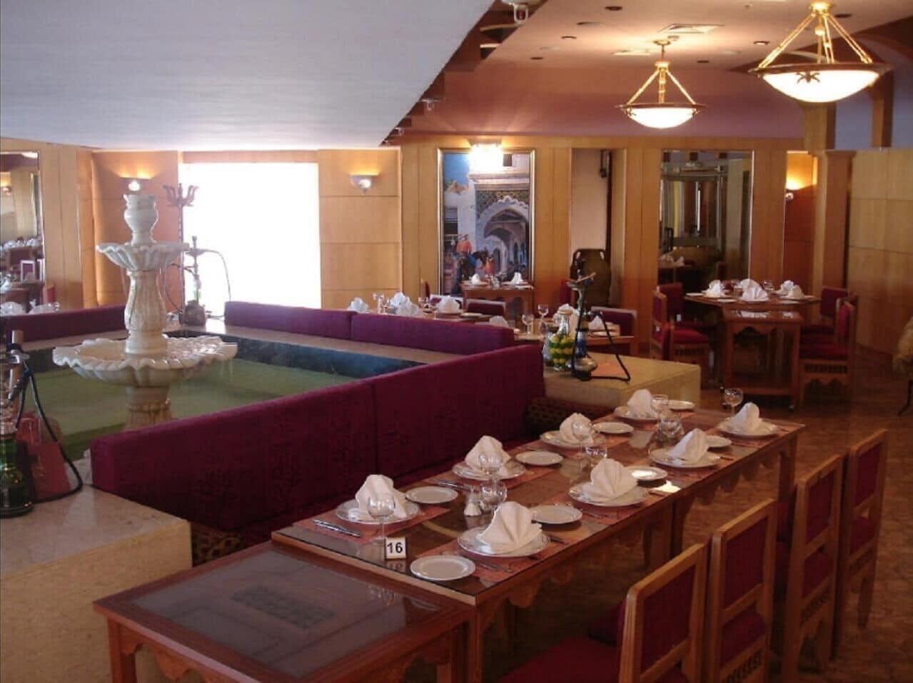 2 restaurantes; se sirven desayunos, almuerzos y cocina internacional 