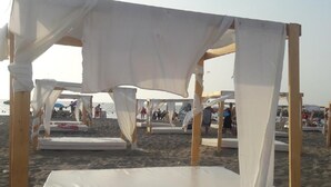 A beach with wooden structures and white fabric canopies. - Safir Mazafran (Algiers)