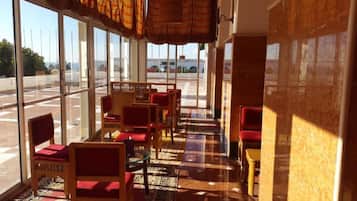 2 restaurantes, se sirven desayunos, comidas y cocina internacional