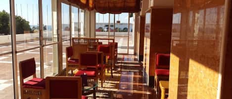 2 restaurants, serveren ontbijt, lunch, diner, internationale gerechten