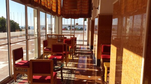 2 restaurants, breakfast, lunch, dinner served; international cuisine