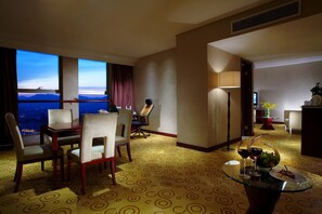 Executive Suite | Minibar, in-room safe, desk, blackout drapes