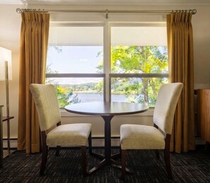 Standard, One King Bed, River View | Premium bedding, pillowtop beds, desk, laptop workspace - Sunset Motor Inn (West Lebanon)