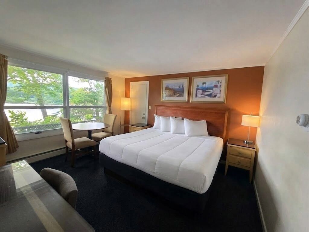 Standard, 1 King-Bett, Flussblick | Hochwertige Bettwaren, Pillowtop-Betten, Schreibtisch