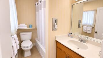 Combined shower/tub, free toiletries, hair dryer, towels