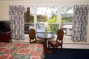 Ropa de cama de alta calidad, colchones con pillow-top y escritorio