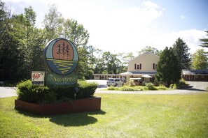 Property grounds - Sunset Motor Inn (West Lebanon)