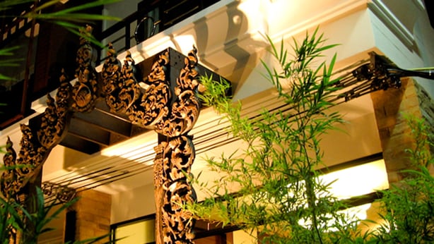 Un edificio con detalles arquitectónicos ornamentales, incluyendo un arco decorativo y una escalera.