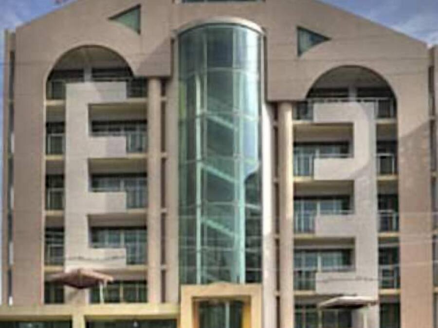 Vista frontal de la propiedad