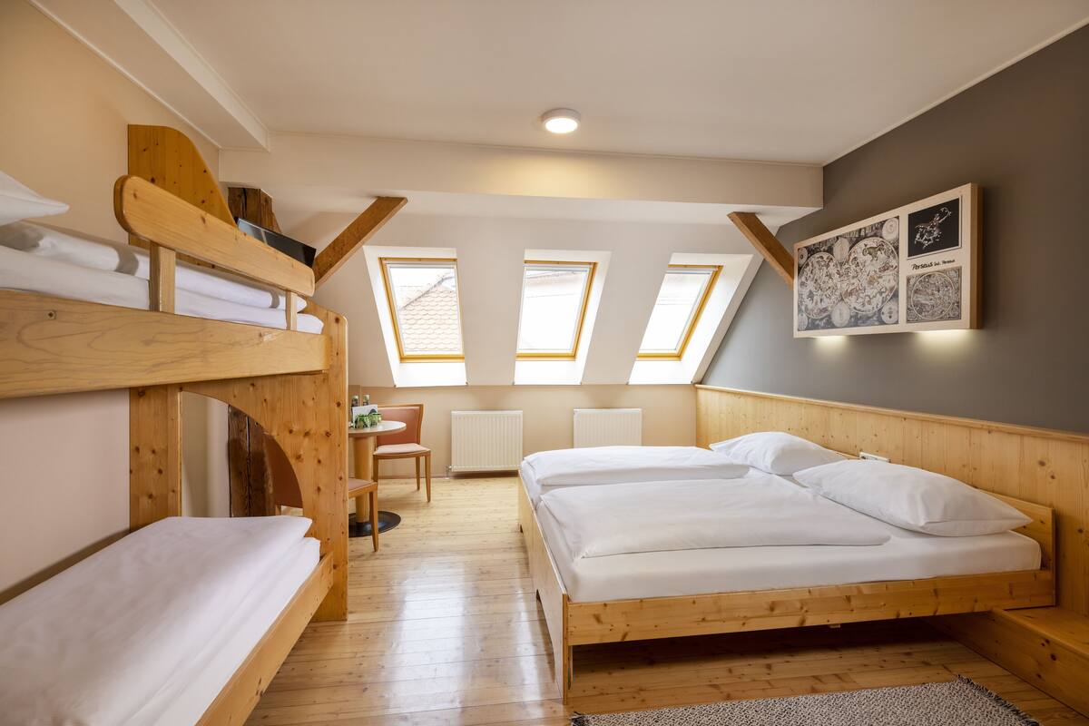 Habitación cuádruple | Caja fuerte, decoración individual, escritorio y wifi gratis