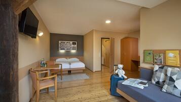 Superior Double Room | Peti besi dalam bilik, dihias secara berasingan, meja, Wi-fi percuma