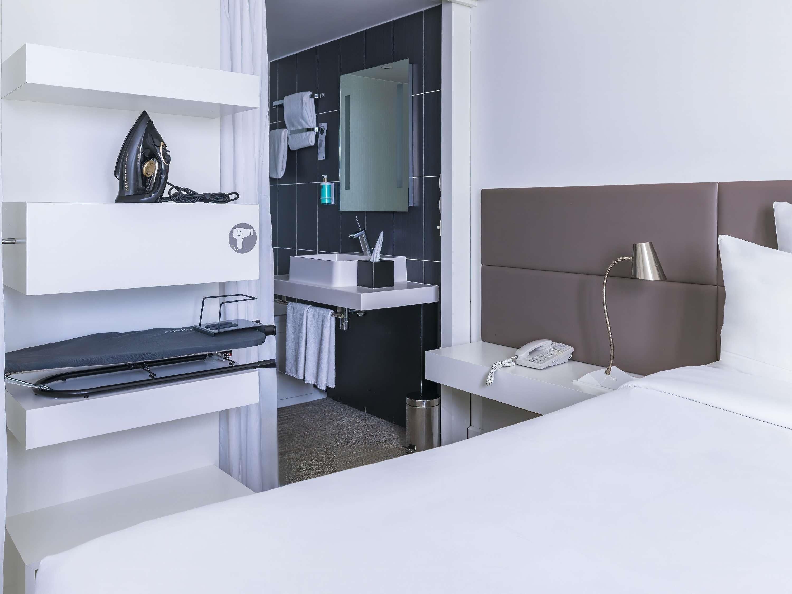 Minibar, coffres-forts dans les chambres, bureau, rideaux occultants