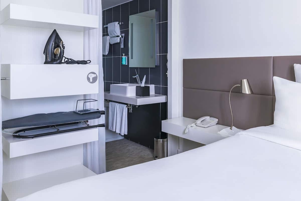 Minibar, coffres-forts dans les chambres, bureau, rideaux occultants