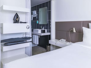 Een minibar, een kluis op de kamer, een bureau, verduisterende gordijnen