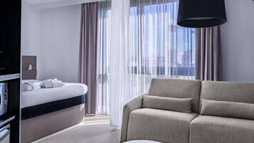 Een minibar, een kluis op de kamer, een bureau, verduisterende gordijnen