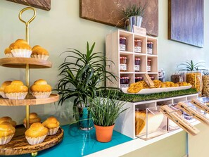 Petit déjeuner buffet servi tous les jours en supplément