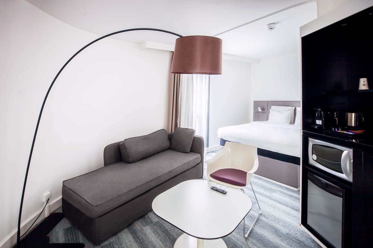 Minibar, värdeförvaringsskåp på rummet och skrivbord