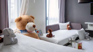 Familien-Suite, Mehrere Betten | Minibar, Zimmersafe, Schreibtisch, Verdunkelungsvorhänge