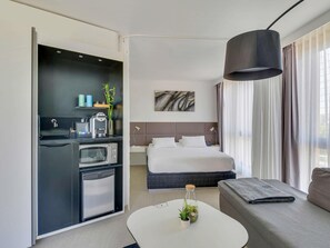 Een minibar, een kluis op de kamer, een bureau, verduisterende gordijnen