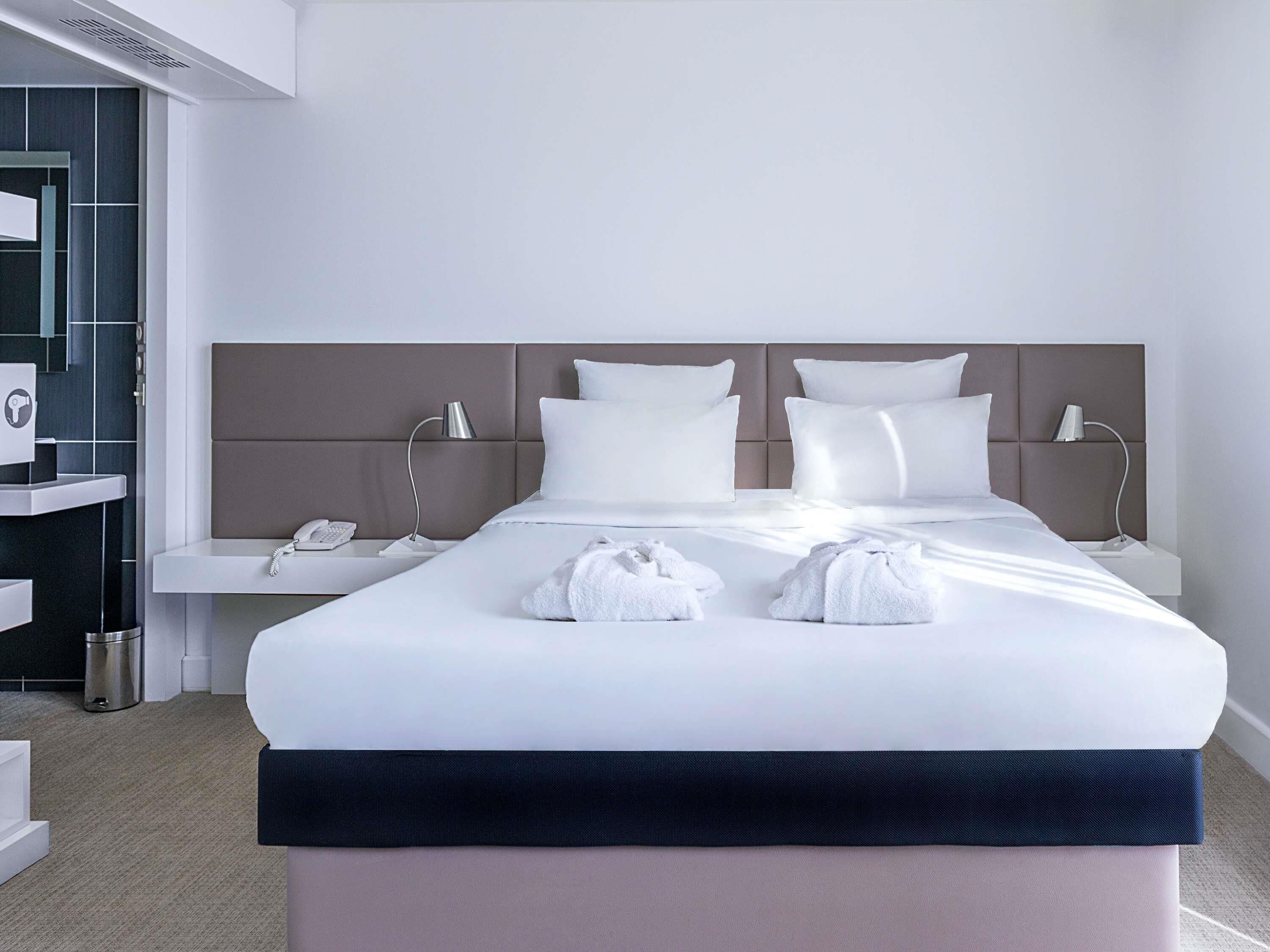 Minibar, coffres-forts dans les chambres, bureau, rideaux occultants