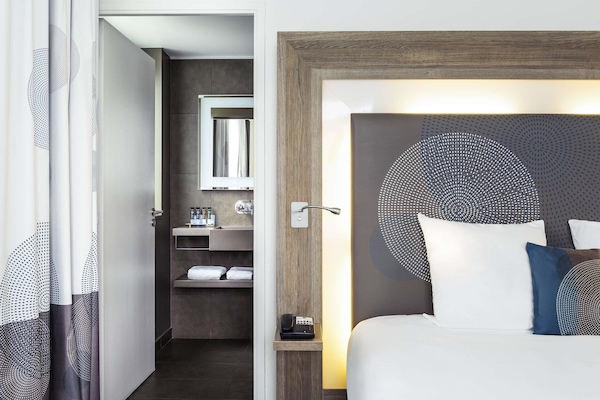 Minibar, caja de seguridad en la habitación y escritorio