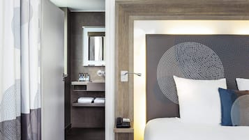 Minibar, caja de seguridad en la habitación y escritorio