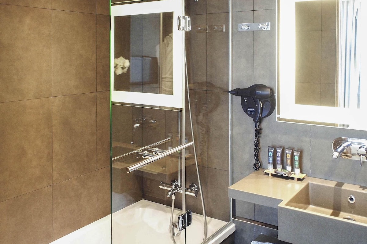 superior double room | minibar, in-room safe, desk, soundproofing