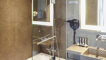Classic Room, 1 Katil Kelamin (Double) | Bar mini, peti besi dalam bilik, meja, kalis bunyi