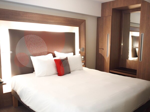 Suite, 1 cama matrimonial y sofá cama | Minibar, caja de seguridad en la habitación y escritorio 