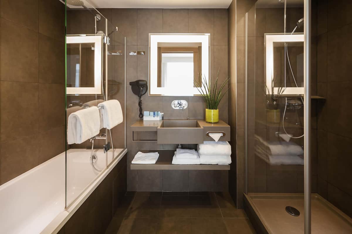 Suite, 1 cama matrimonial y sofá cama | Minibar, caja de seguridad en la habitación y escritorio