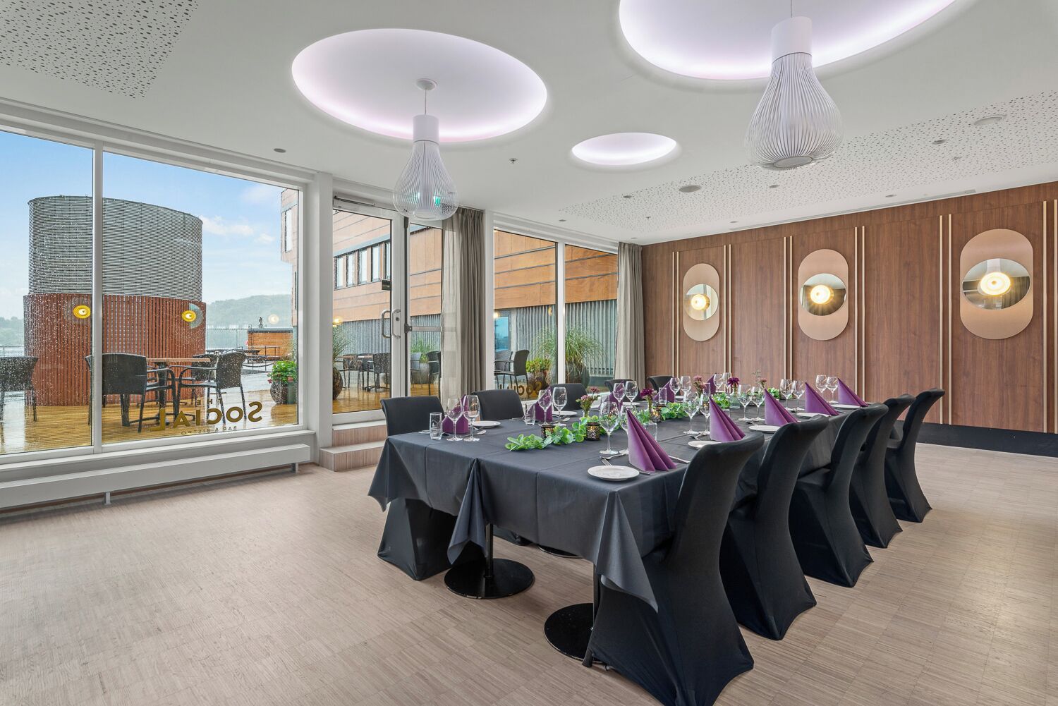 Frokost, lunsj og middag serveres, utsikt mot havet