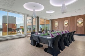 Breakfast, lunch, dinner served; sea views 