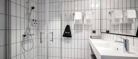 Une salle de bain moderne équipée d’une douche, de toilettes et d’un lavabo.