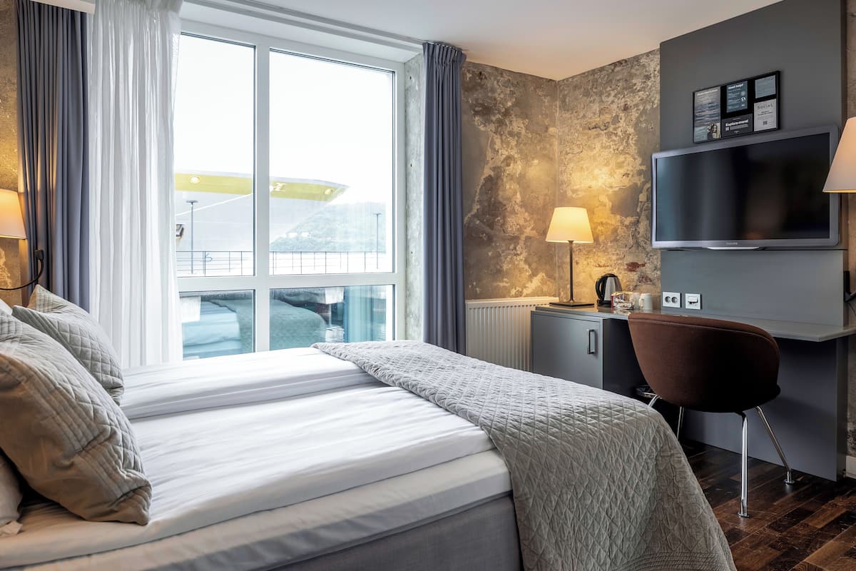 Superior Room, 1 Double Bed, Non Smoking | In-room safe, blackout drapes, iron/ironing board, cribs/infant beds
