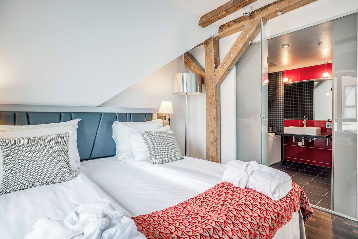 Suite, 1 Queen Bed, Non Smoking (Upgrade) | In-room safe, blackout drapes, iron/ironing board, cribs (surcharge)
