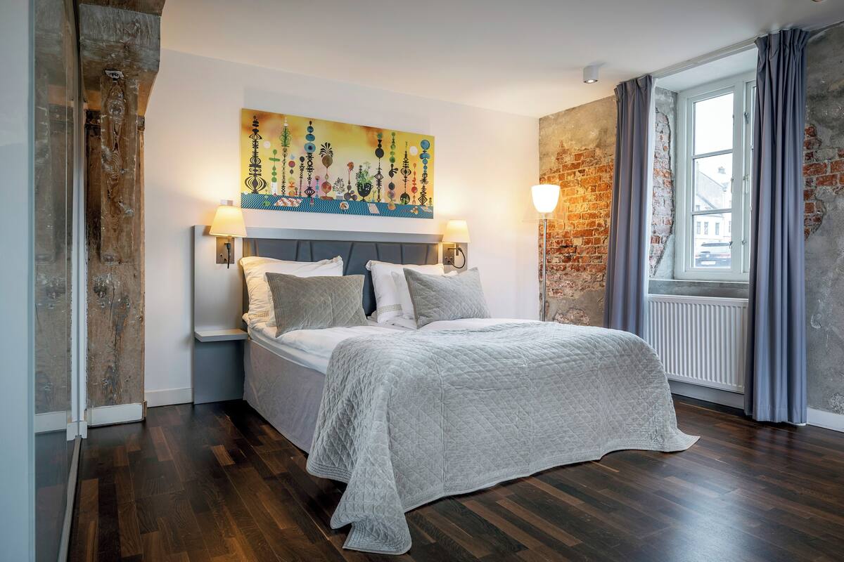 Deluxe Room, 1 Double Bed, Non Smoking | In-room safe, blackout drapes, iron/ironing board, cribs (surcharge)