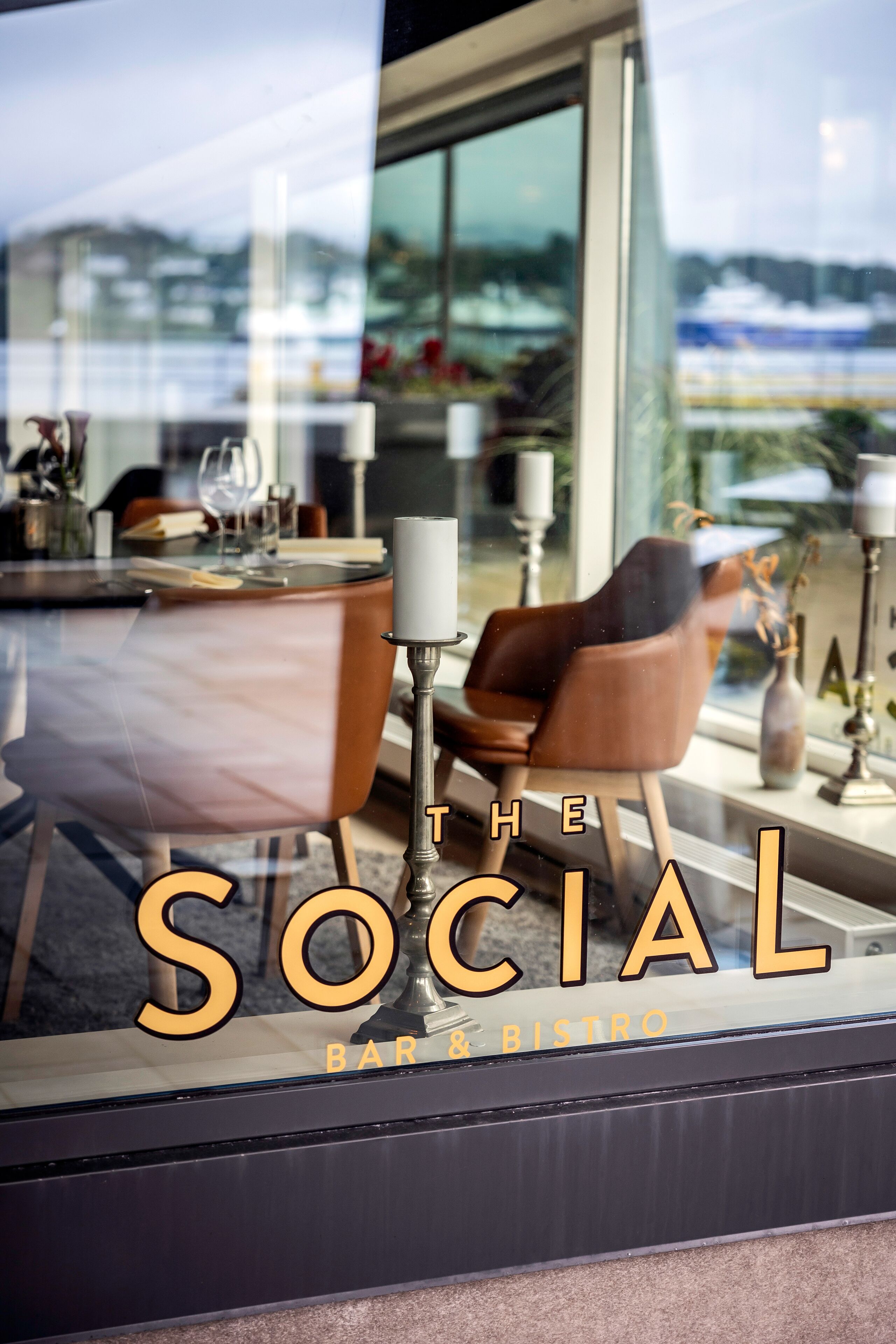 breakfast, lunch, dinner served; sea views