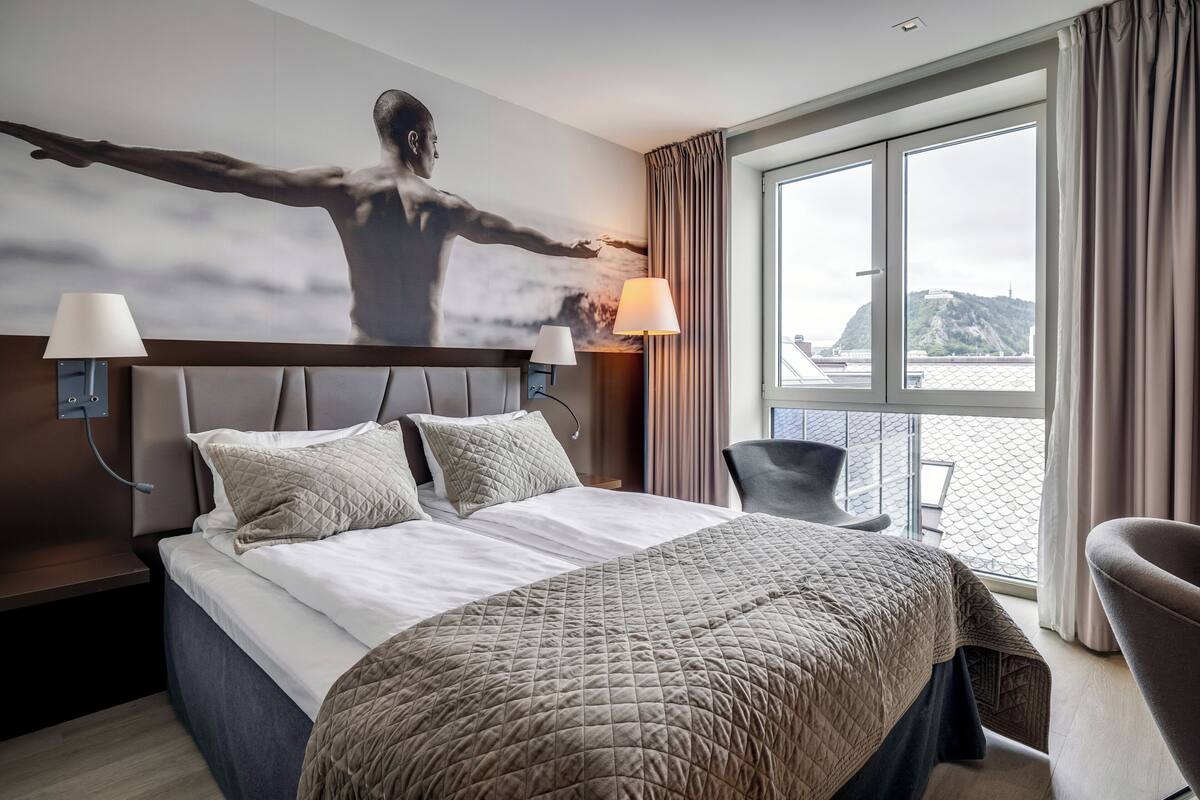 Standard Room, 1 Double Bed, Non Smoking | In-room safe, blackout drapes, iron/ironing board, cribs (surcharge)