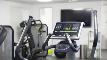 Una bicicleta estática con pantalla digital y manillares.