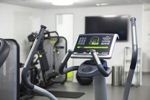 Una bicicleta estática con pantalla digital y manillares.