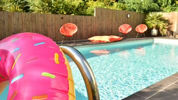 Piscine extérieure, chaises longues