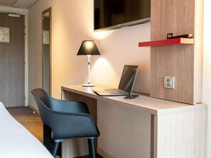Escritorio, cortinas opacas, sistema de insonorización
