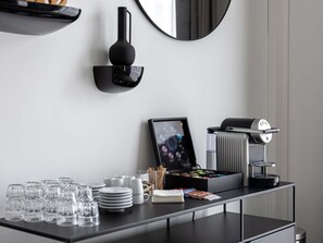 A modern kitchen with a coffee machine, a framed picture, and a coffee station. - ibis Styles Toulouse Cite Espace (Toulouse)