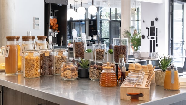 Een ontbijtbuffet met diverse soorten eten en toevoegingen.
