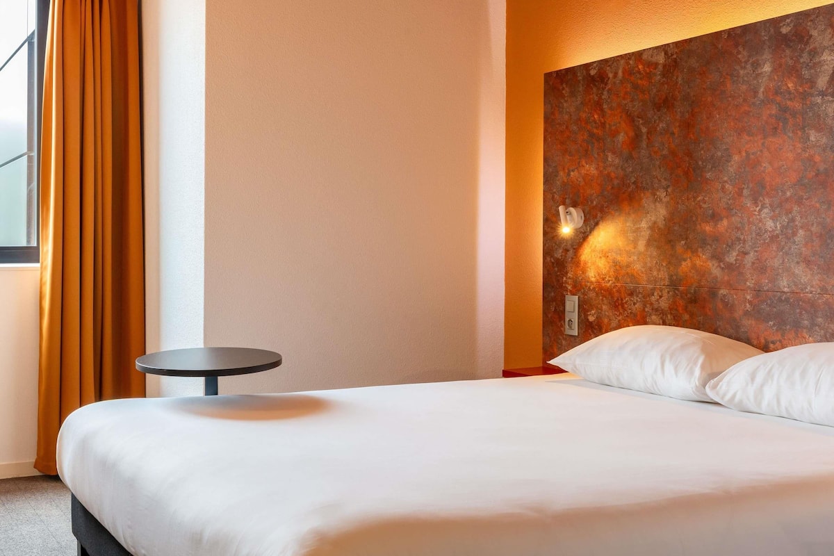 Standard Room, 1 Double Bed | Desk, blackout drapes, soundproofing, iron/ironing board