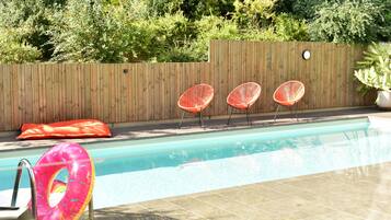 Piscine extérieure, chaises longues